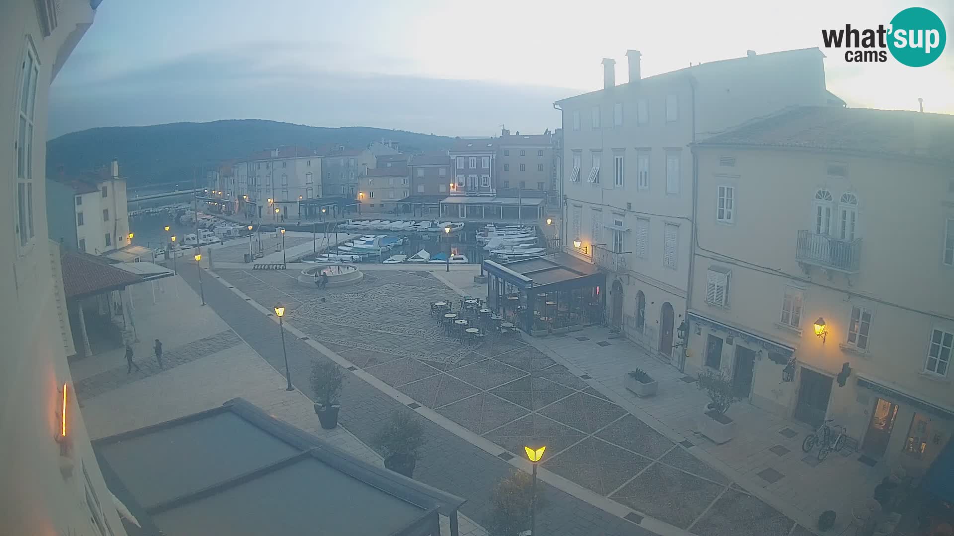 Web kamera Grad Cres – glavni trg i “mandrač” – otok Cres