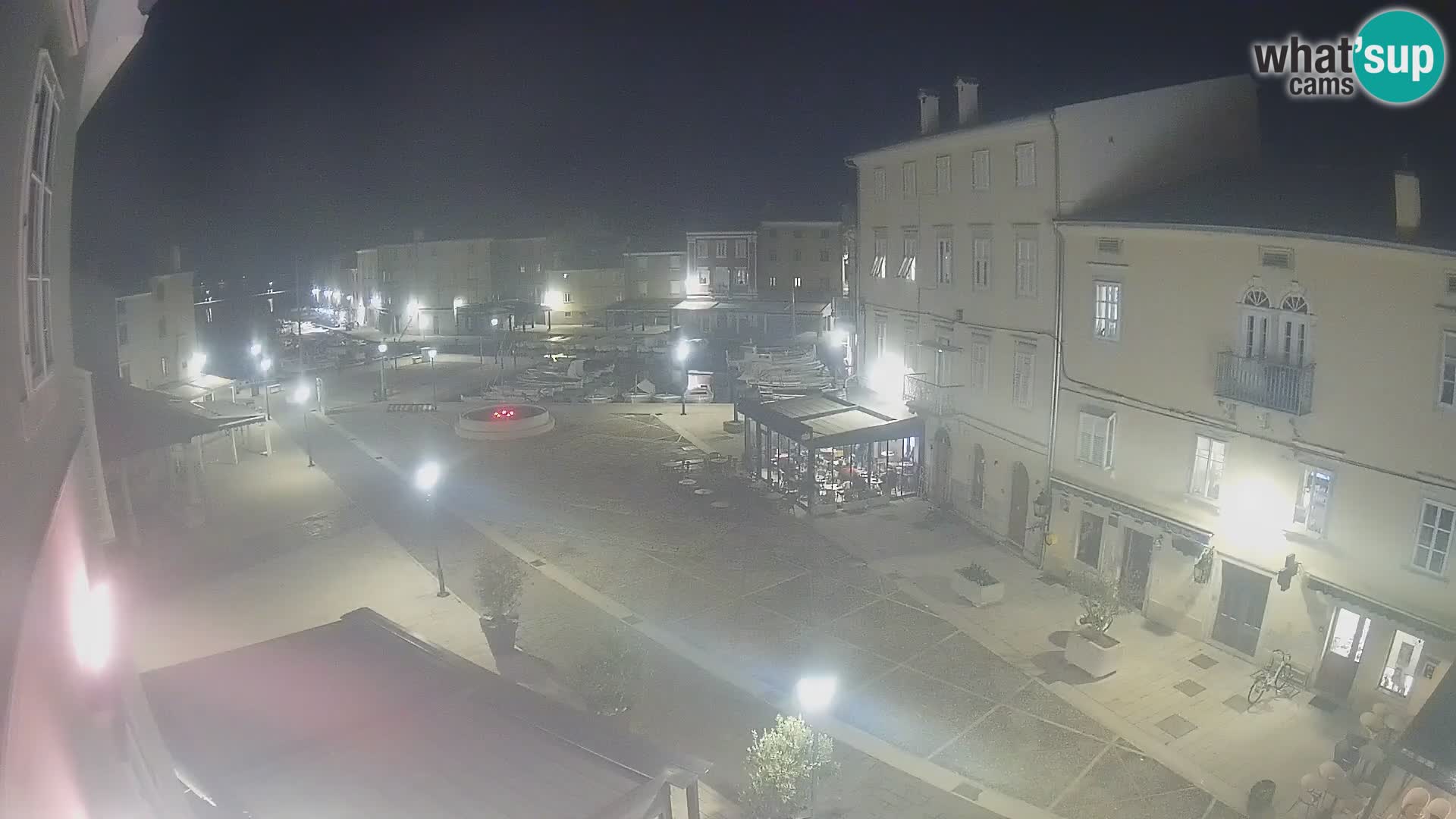 Web kamera Grad Cres – glavni trg i “mandrač” – otok Cres