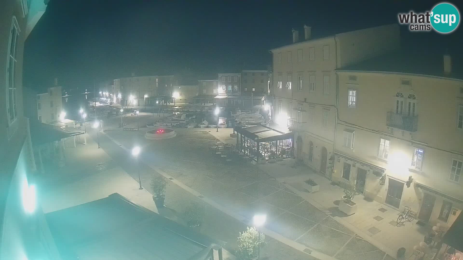 V ŽIVO spletna kamera Cres mesto – glavni trg in “mandrač” – otok Cres – Hrvaška