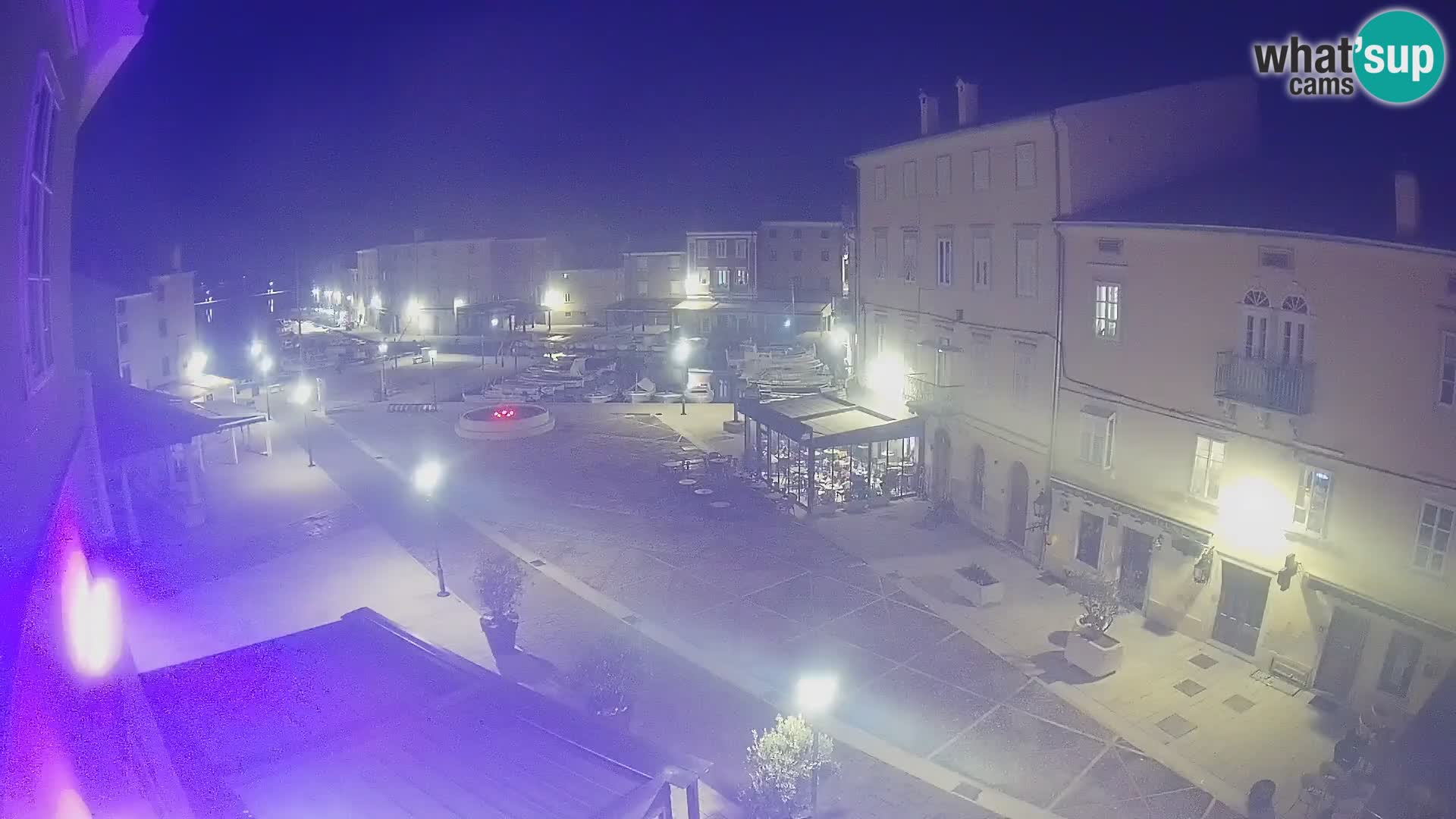 Web kamera Grad Cres – glavni trg i “mandrač” – otok Cres