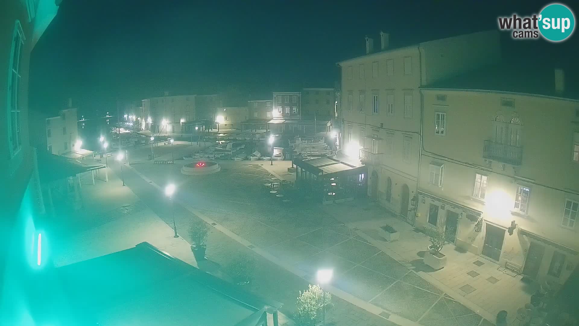 Web kamera Grad Cres – glavni trg i “mandrač” – otok Cres