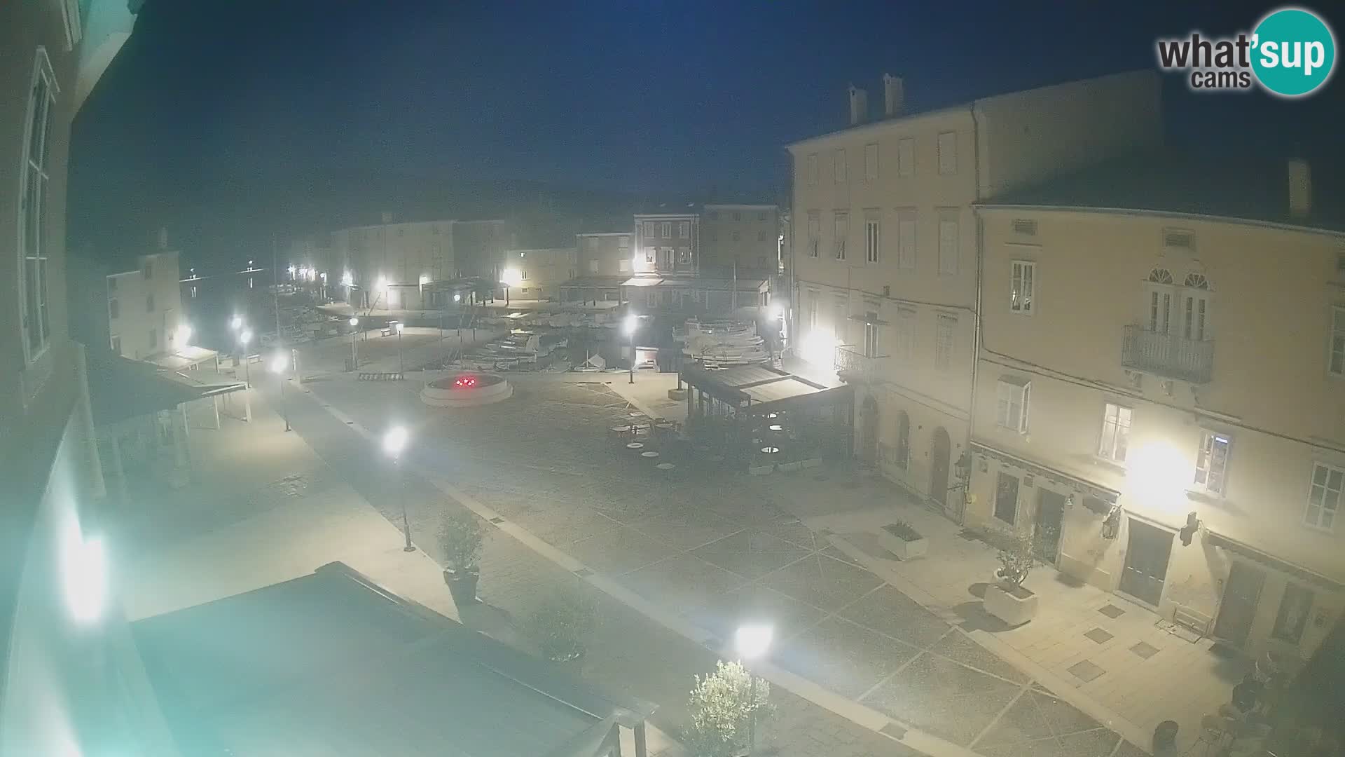 V ŽIVO spletna kamera Cres mesto – glavni trg in “mandrač” – otok Cres – Hrvaška