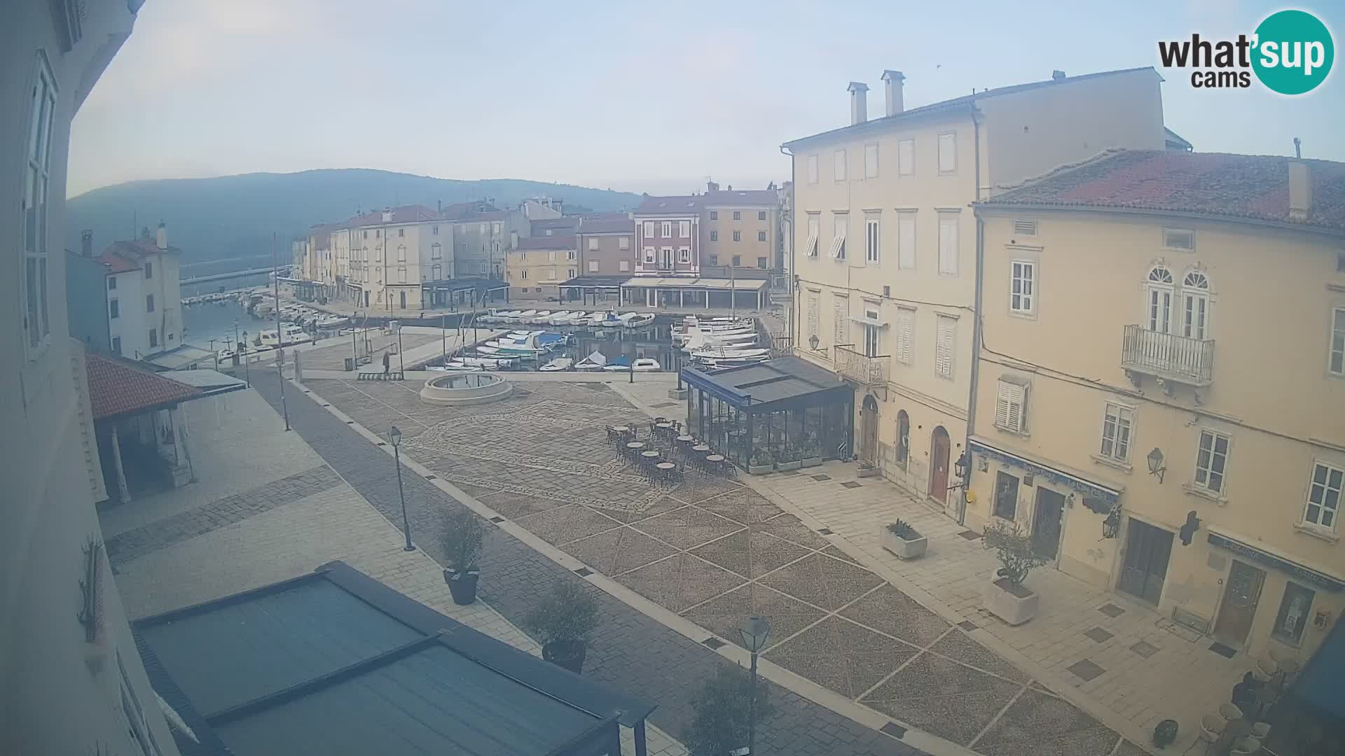 LIVE cam Cres city – place principale et “mandrač” – île de Cres – Croatie