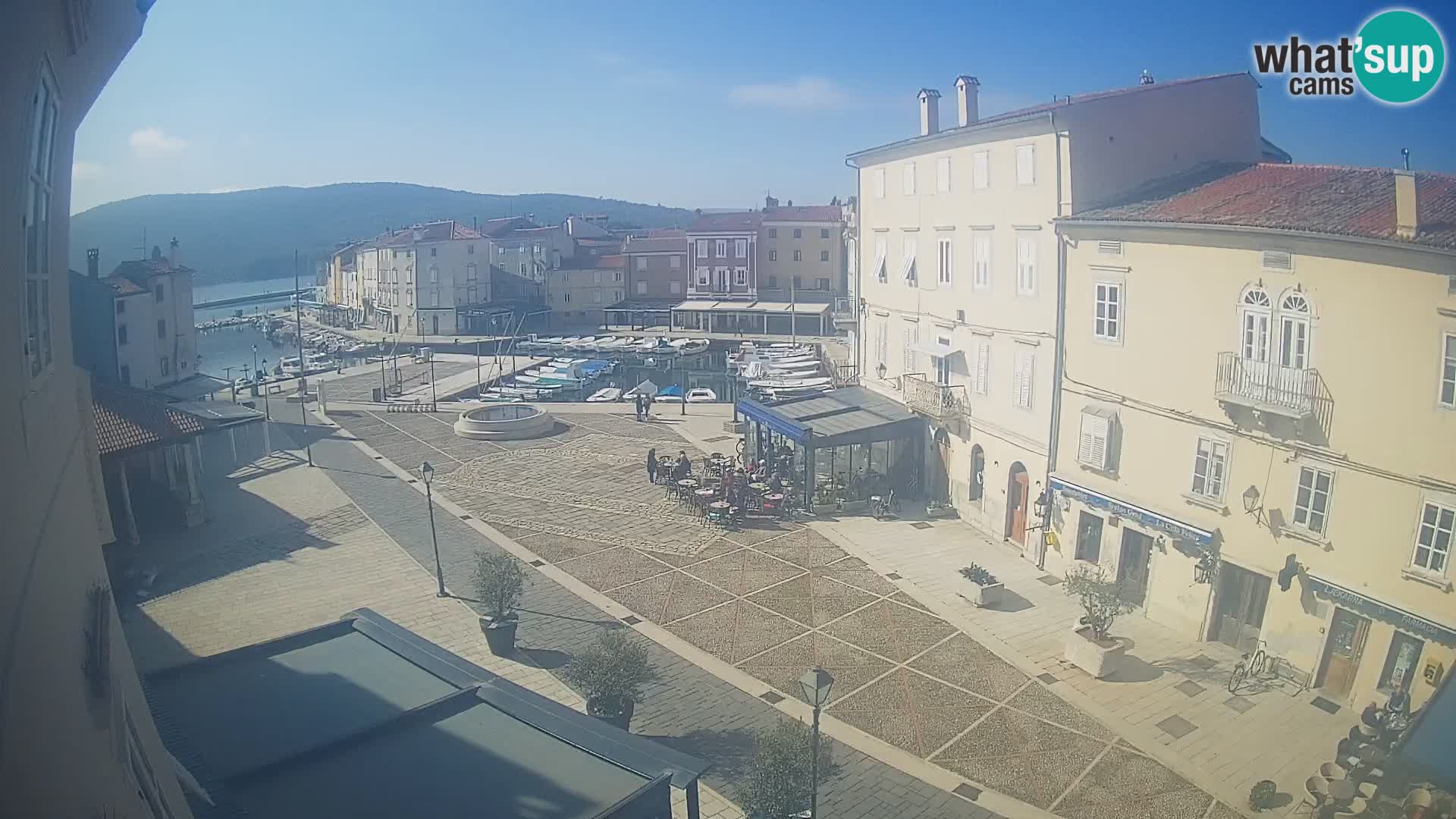V ŽIVO spletna kamera Cres mesto – glavni trg in “mandrač” – otok Cres – Hrvaška
