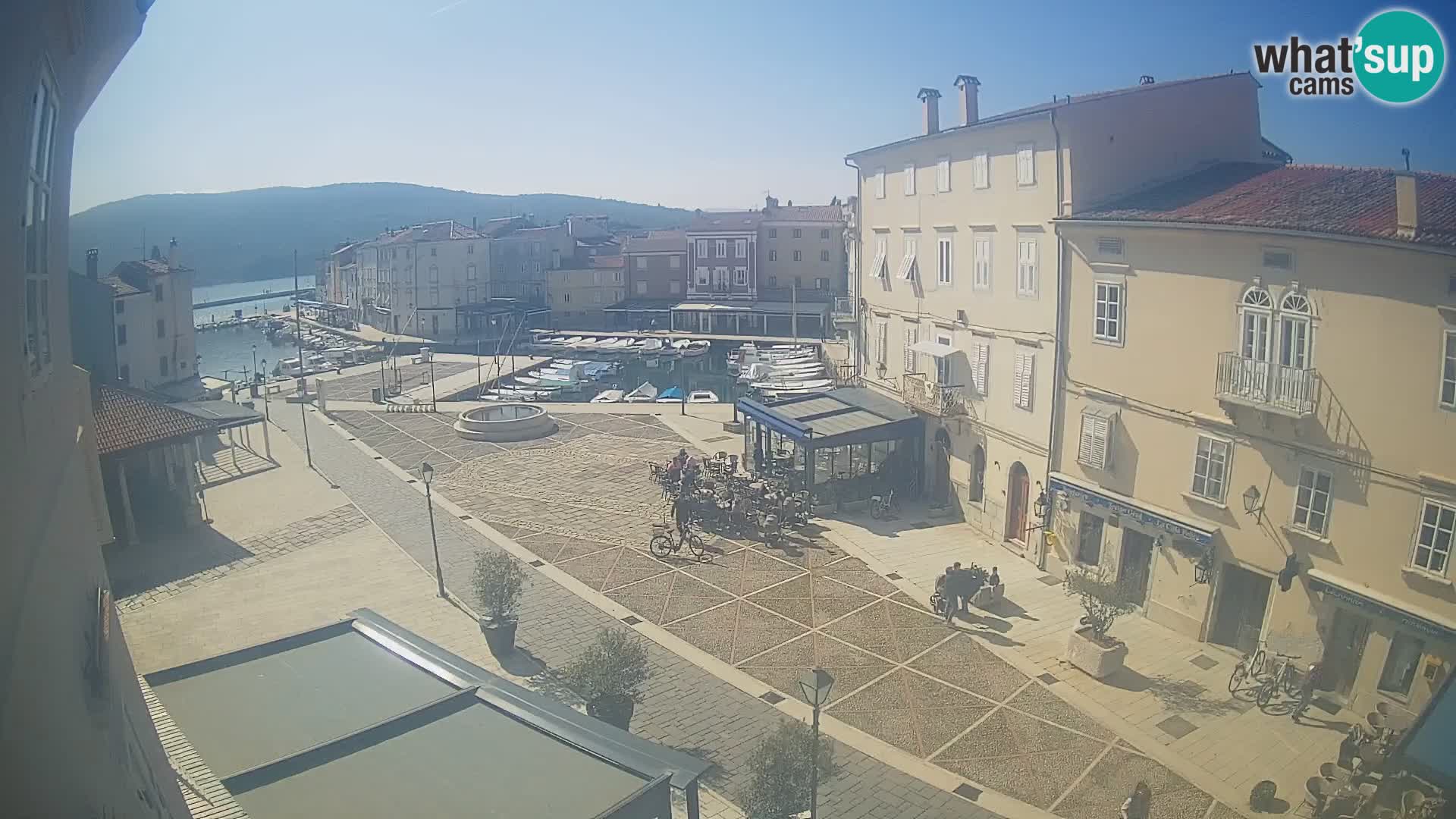 V ŽIVO spletna kamera Cres mesto – glavni trg in “mandrač” – otok Cres – Hrvaška
