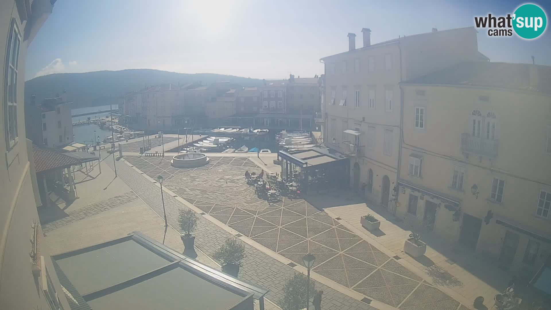 V ŽIVO spletna kamera Cres mesto – glavni trg in “mandrač” – otok Cres – Hrvaška