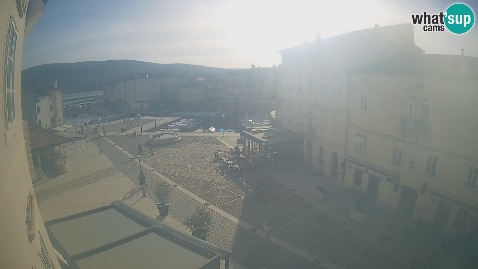 V ŽIVO spletna kamera Cres mesto – glavni trg in “mandrač” – otok Cres – Hrvaška