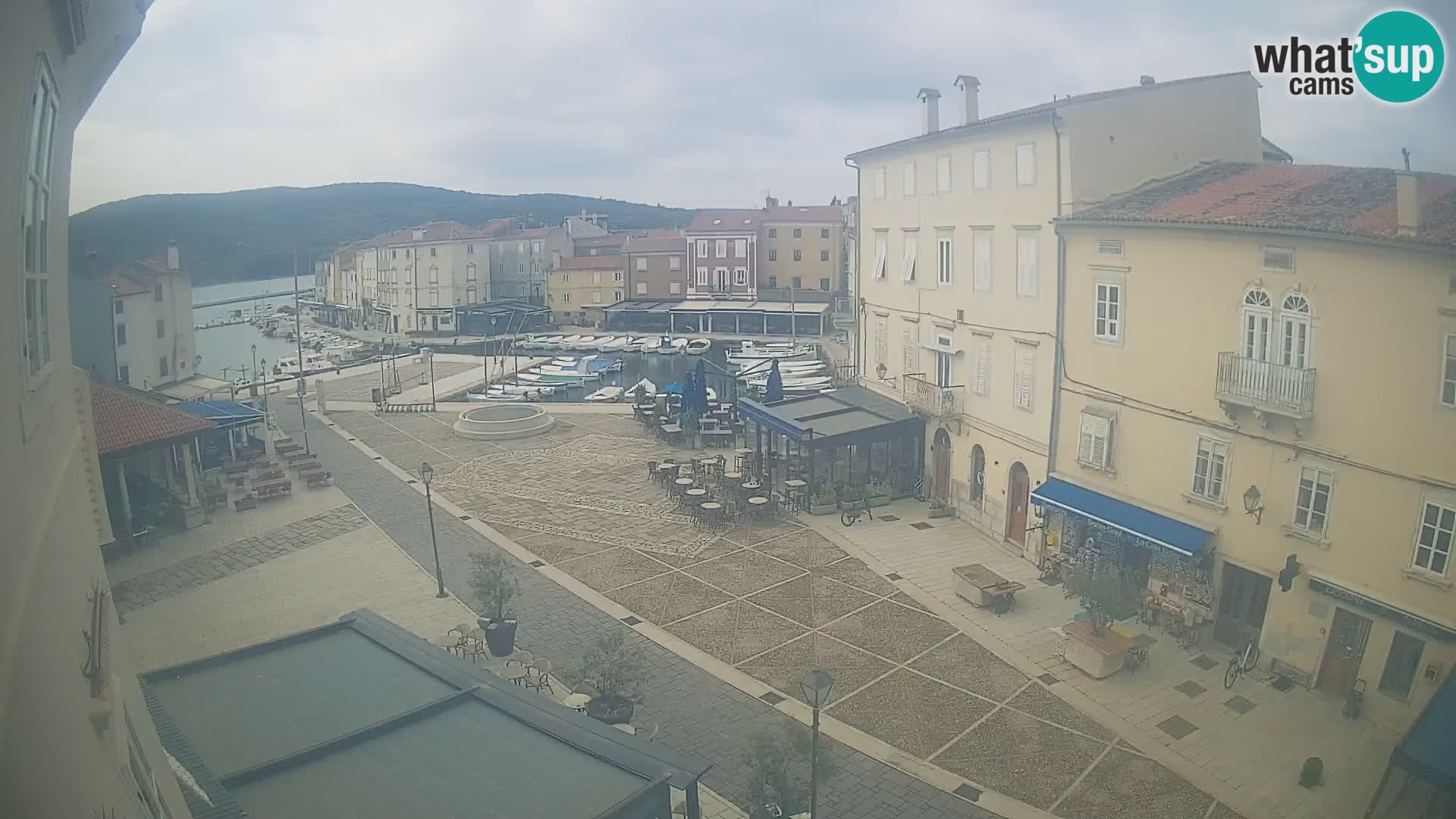 V ŽIVO spletna kamera Cres mesto – glavni trg in “mandrač” – otok Cres – Hrvaška