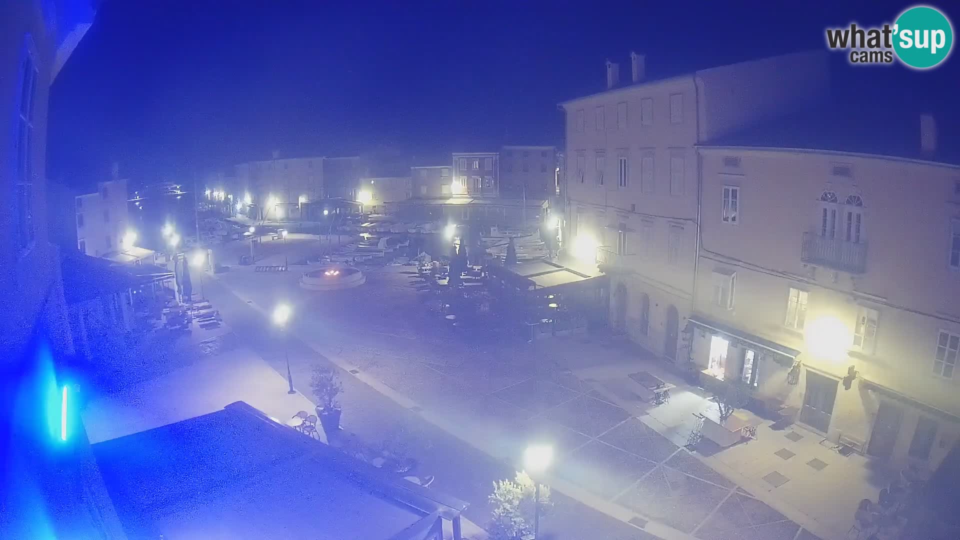 V ŽIVO spletna kamera Cres mesto – glavni trg in “mandrač” – otok Cres – Hrvaška