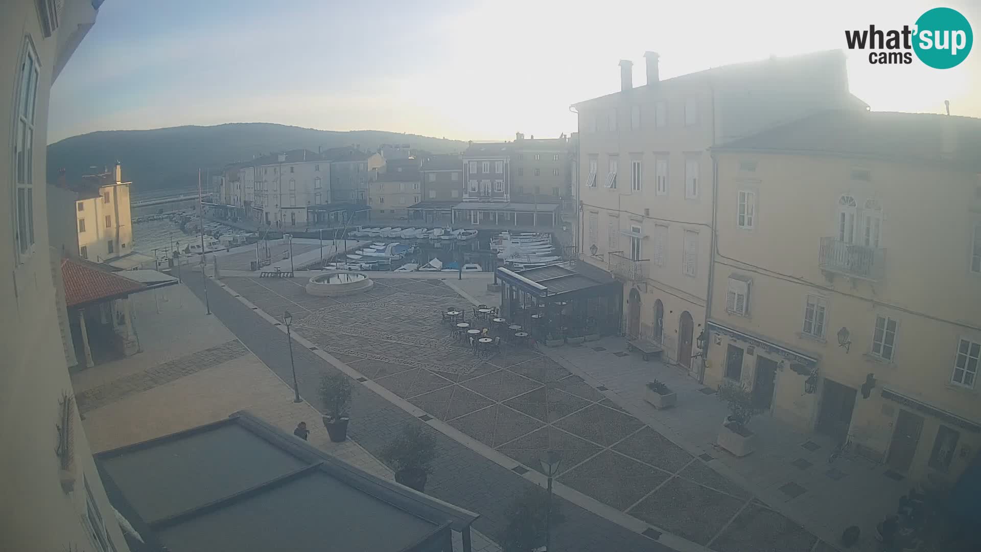 LIVE cam Cres Stadt – Hauptplatz und “mandrač” – Cres Insel – Kroatien