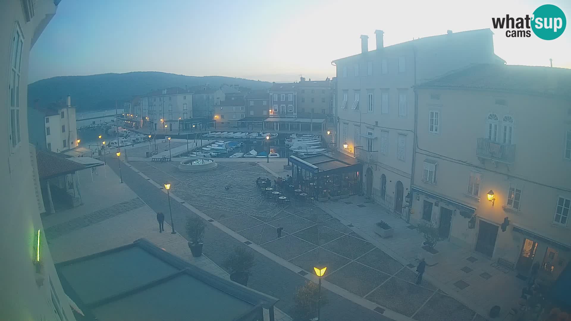 Web kamera Grad Cres – glavni trg i “mandrač” – otok Cres