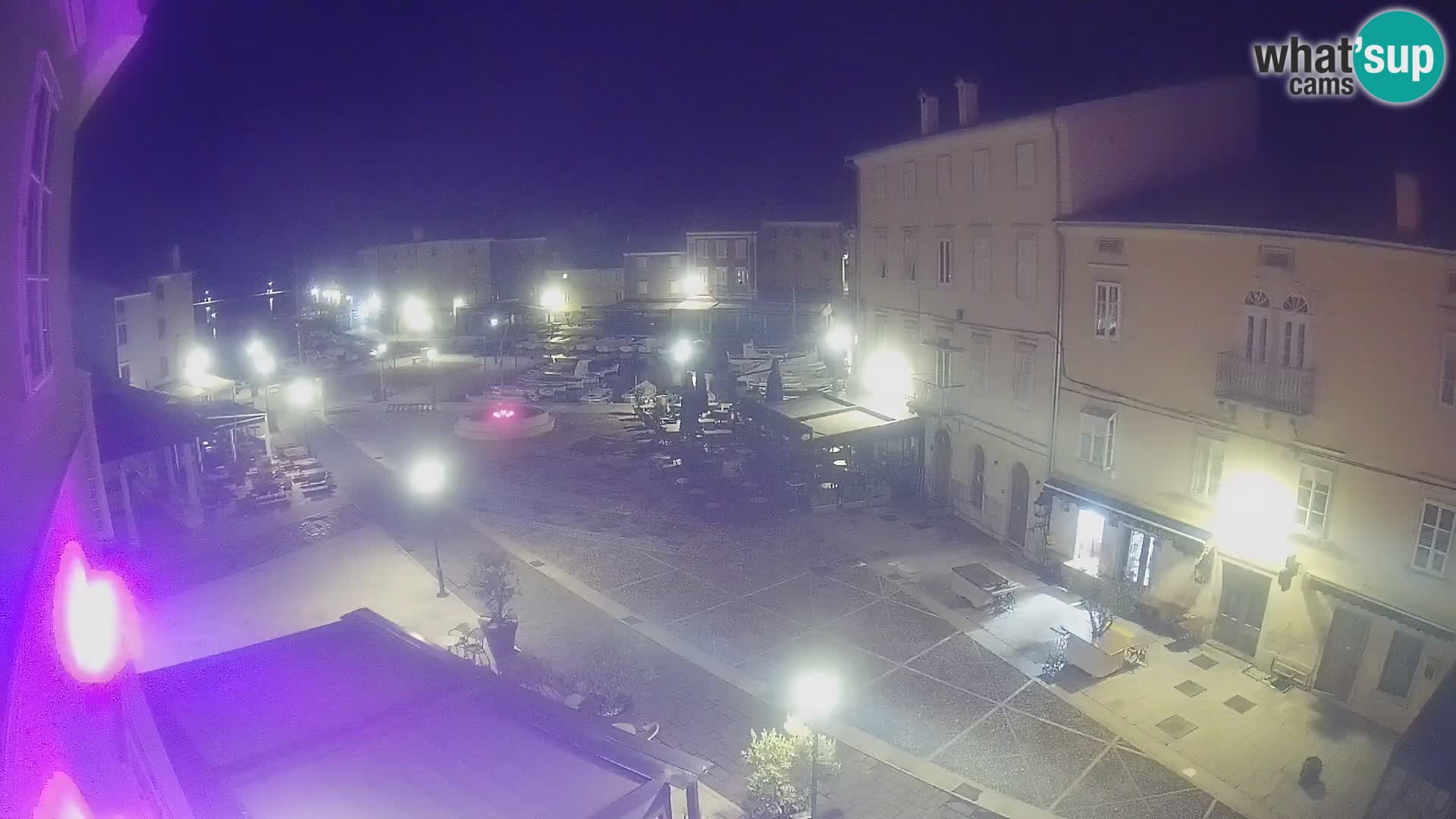 Web kamera Grad Cres – glavni trg i “mandrač” – otok Cres