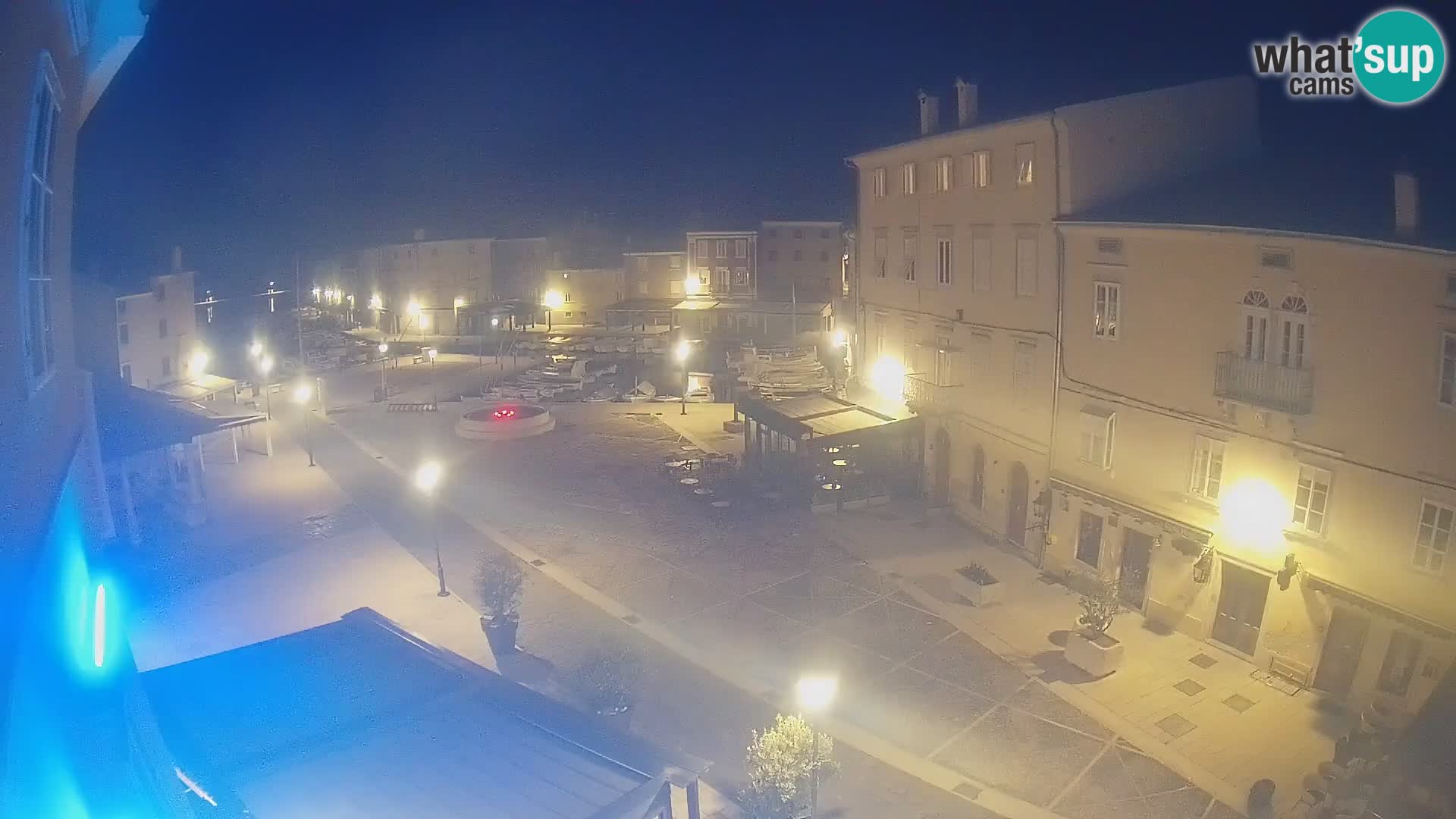 V ŽIVO spletna kamera Cres mesto – glavni trg in “mandrač” – otok Cres – Hrvaška