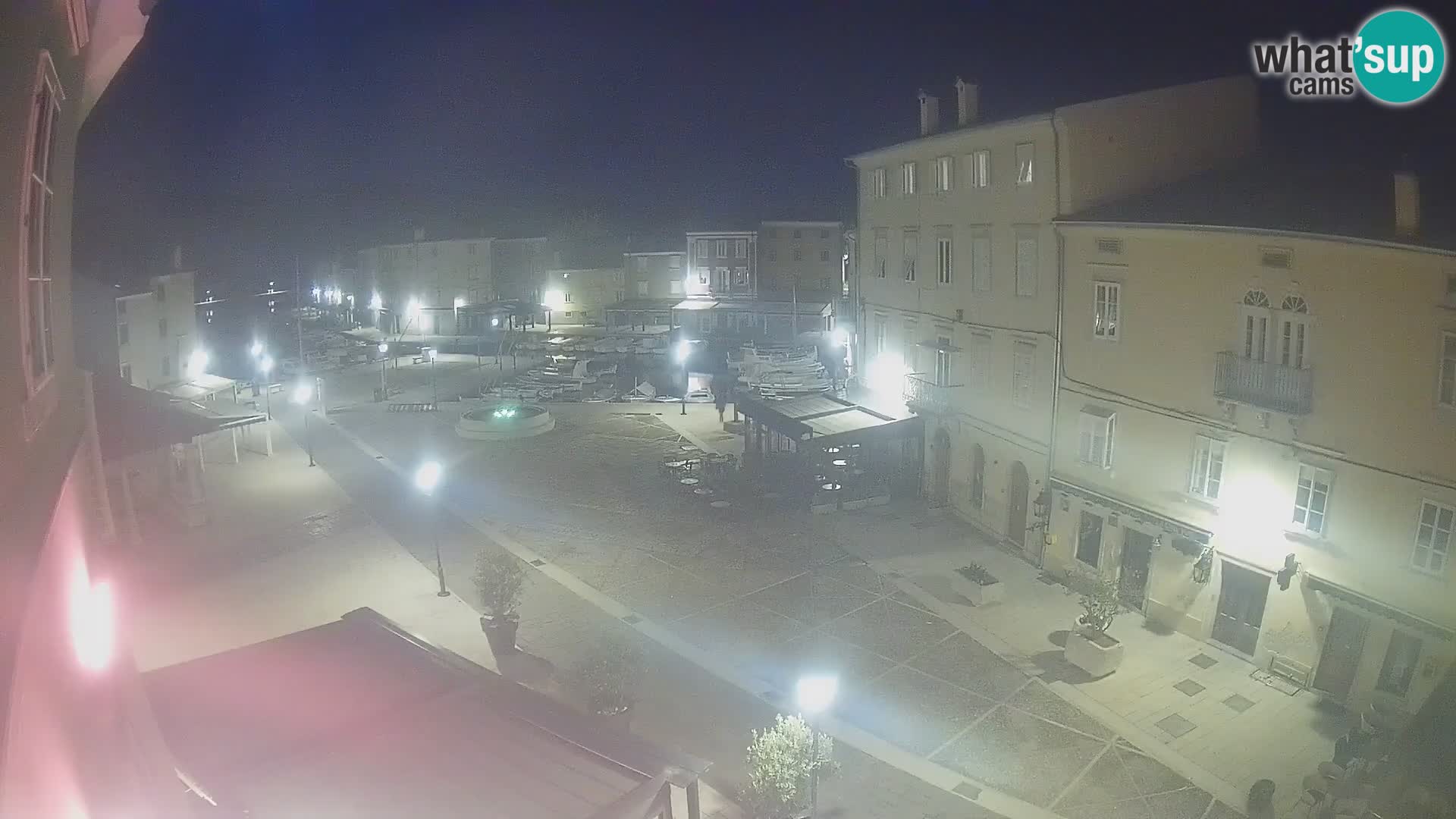 V ŽIVO spletna kamera Cres mesto – glavni trg in “mandrač” – otok Cres – Hrvaška