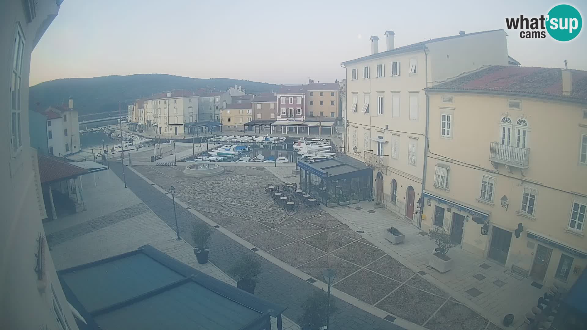 V ŽIVO spletna kamera Cres mesto – glavni trg in “mandrač” – otok Cres – Hrvaška
