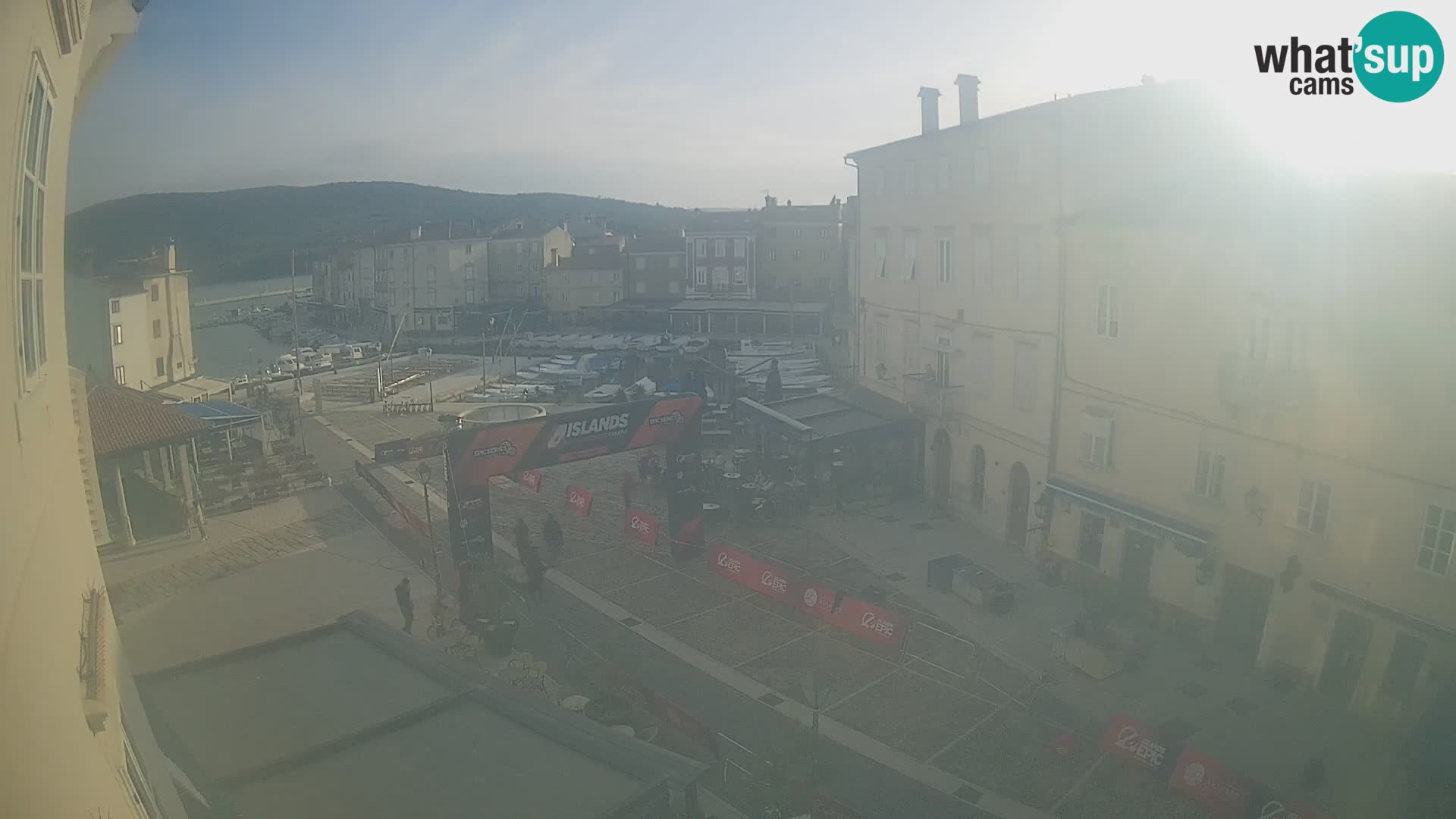 Cámara en vivo ciudad de Cres – plaza principal y “mandrač” – isla de Cres – Croacia