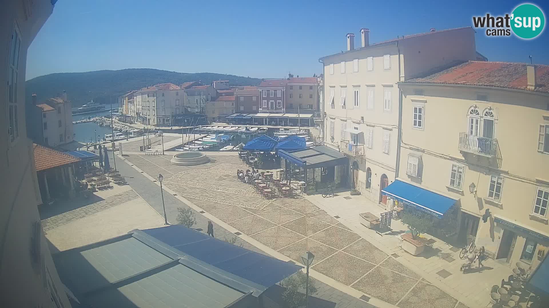 Web kamera Grad Cres – glavni trg i “mandrač” – otok Cres