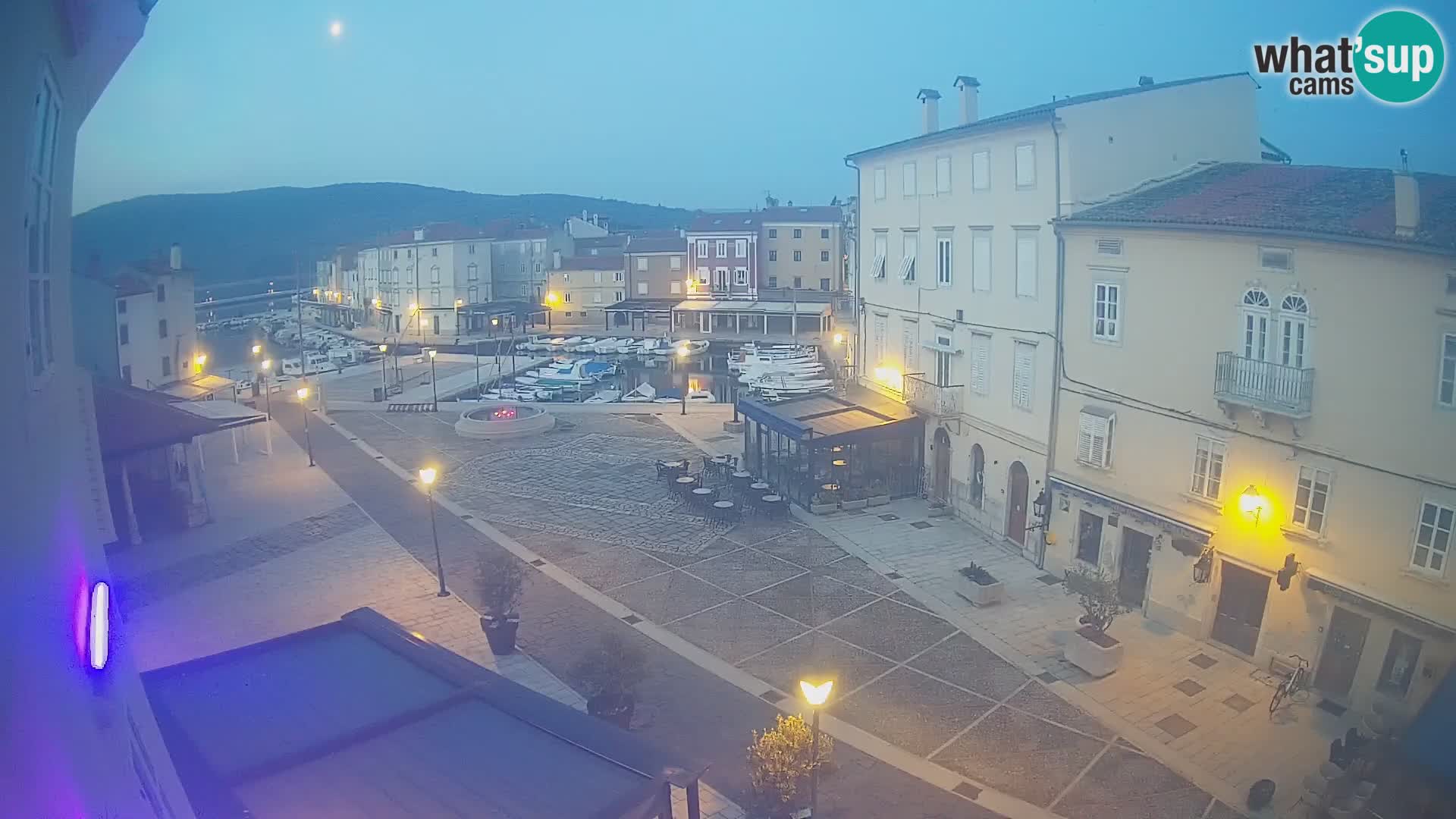 Cámara en vivo ciudad de Cres – plaza principal y “mandrač” – isla de Cres – Croacia