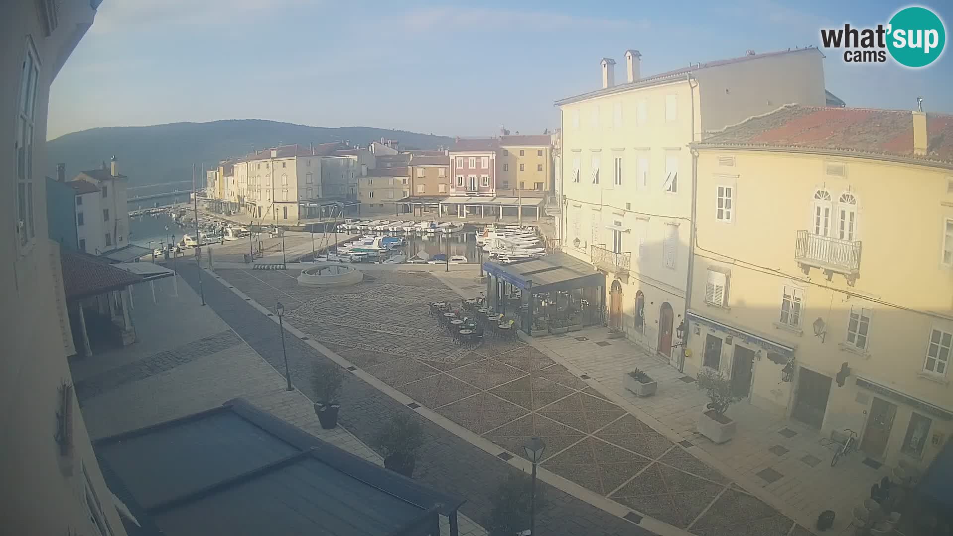 Web kamera Grad Cres – glavni trg i “mandrač” – otok Cres