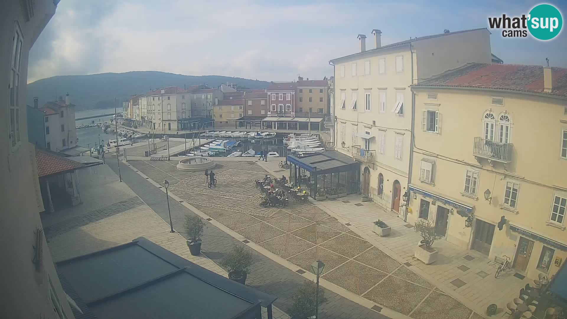 V ŽIVO spletna kamera Cres mesto – glavni trg in “mandrač” – otok Cres – Hrvaška