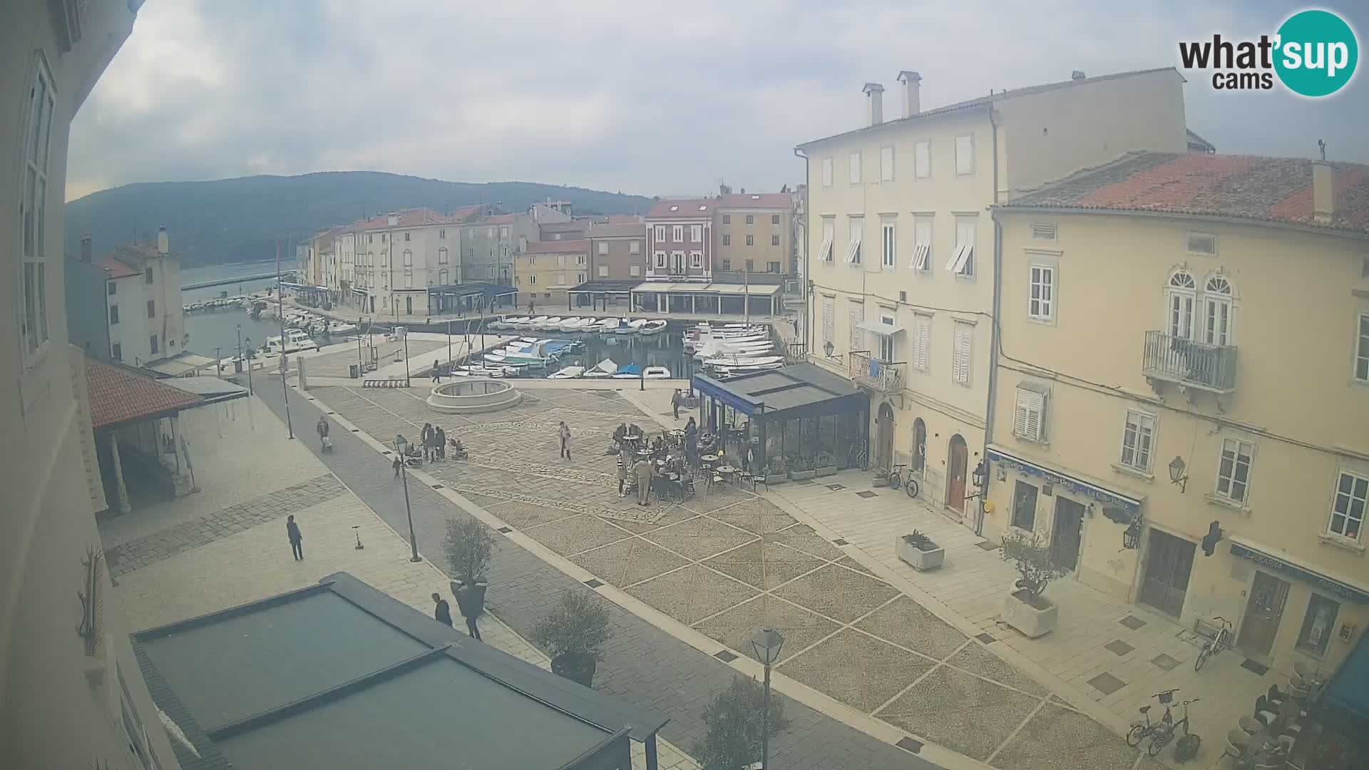 LIVE cam Cres city – place principale et “mandrač” – île de Cres – Croatie