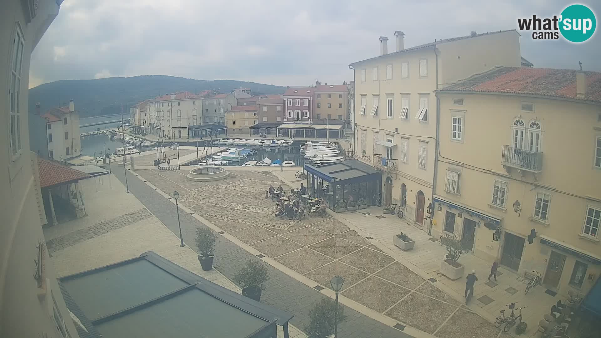 Cámara en vivo ciudad de Cres – plaza principal y “mandrač” – isla de Cres – Croacia
