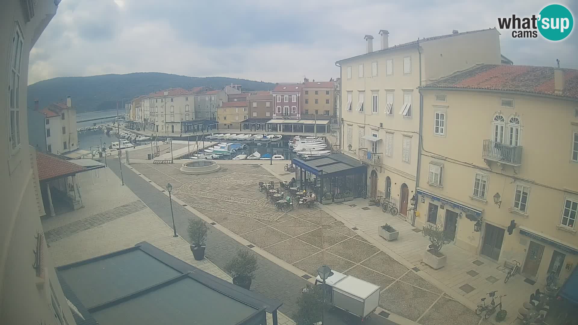 LIVE cam Cres city – place principale et “mandrač” – île de Cres – Croatie