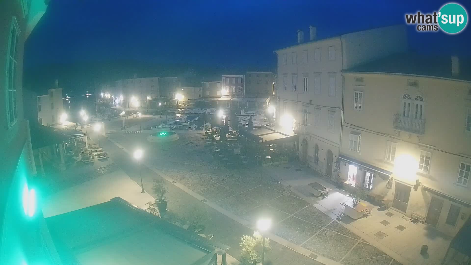 Web kamera Grad Cres – glavni trg i “mandrač” – otok Cres