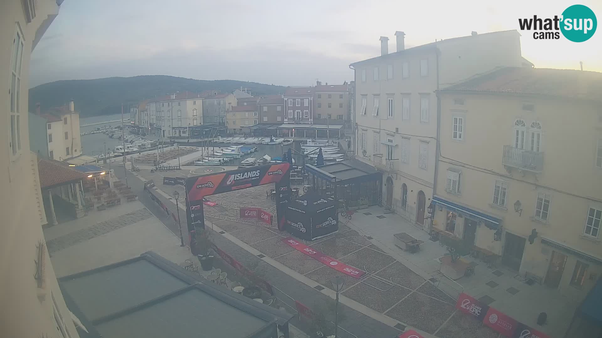 LIVE cam Cres city – place principale et “mandrač” – île de Cres – Croatie