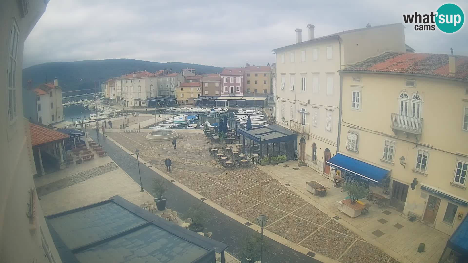 V ŽIVO spletna kamera Cres mesto – glavni trg in “mandrač” – otok Cres – Hrvaška