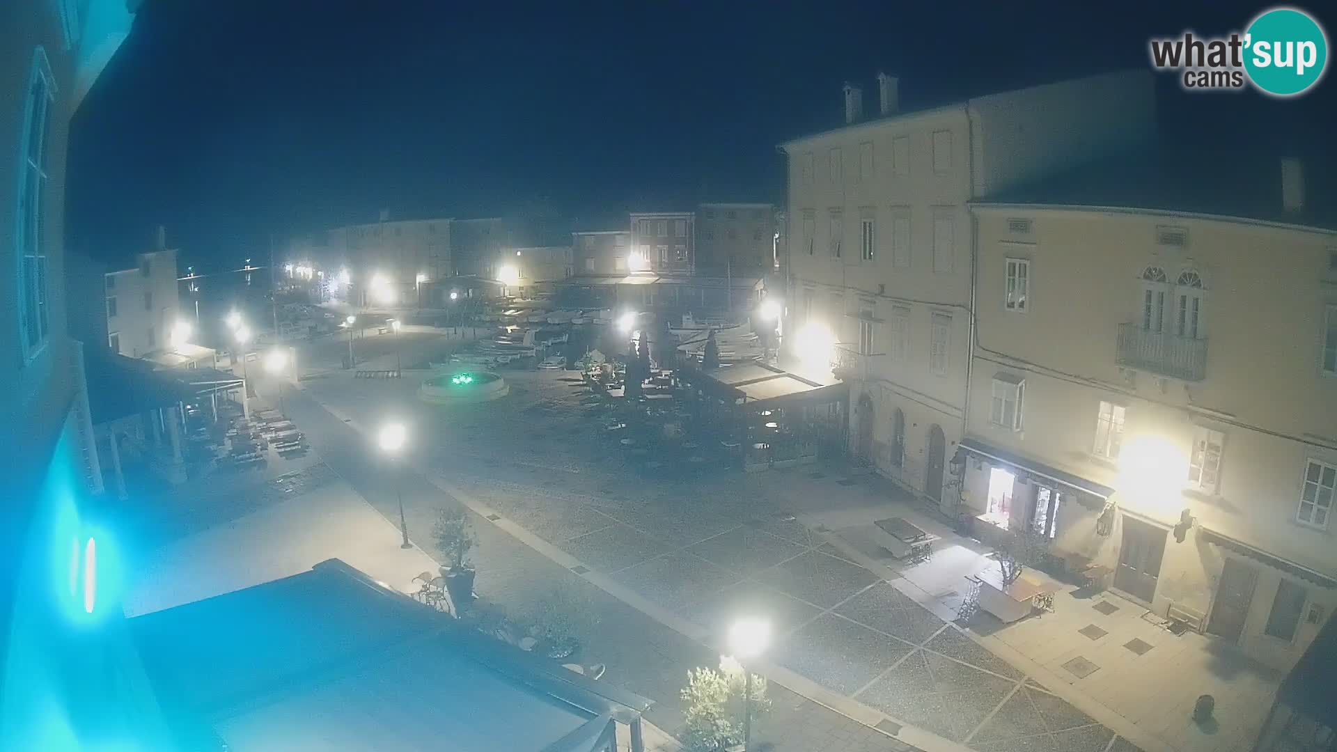 V ŽIVO spletna kamera Cres mesto – glavni trg in “mandrač” – otok Cres – Hrvaška