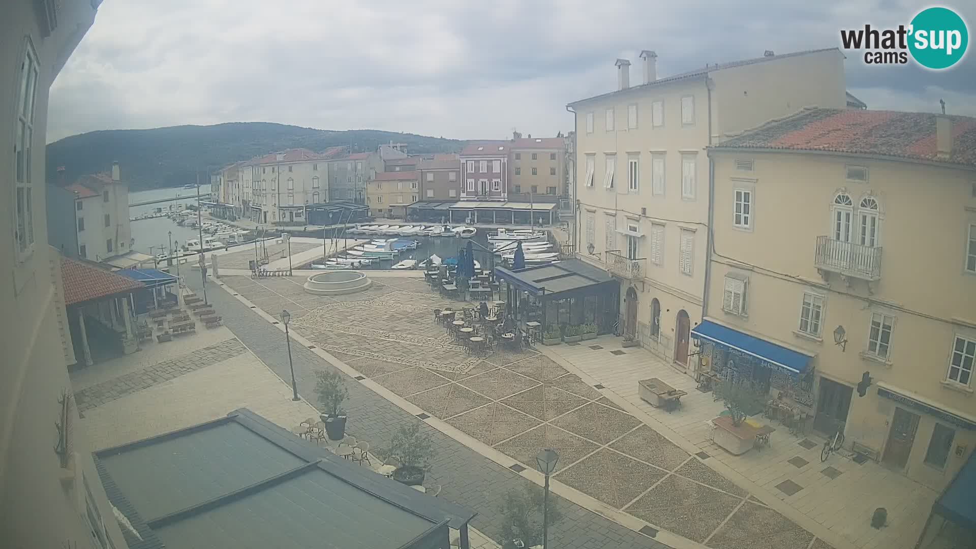 Kamera v ŽIVO Cres mesto – glavni trg in “mandrač” – otok Cres – Hrvaška