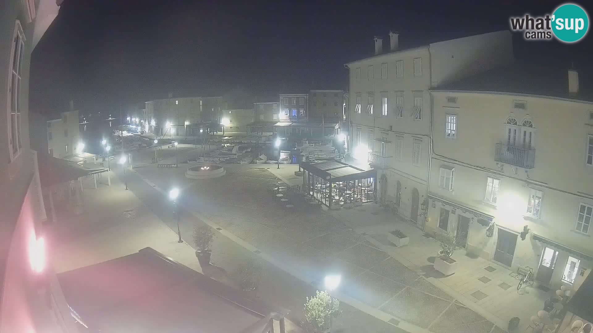 Web kamera Grad Cres – glavni trg i “mandrač” – otok Cres