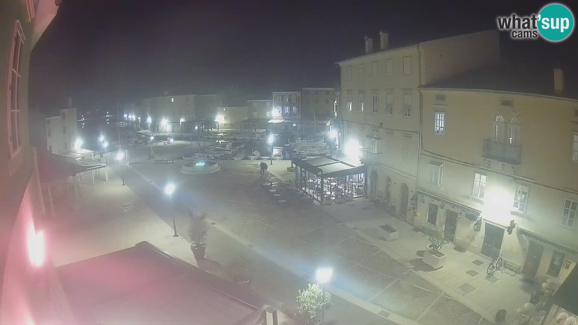 Web kamera Grad Cres – glavni trg i “mandrač” – otok Cres