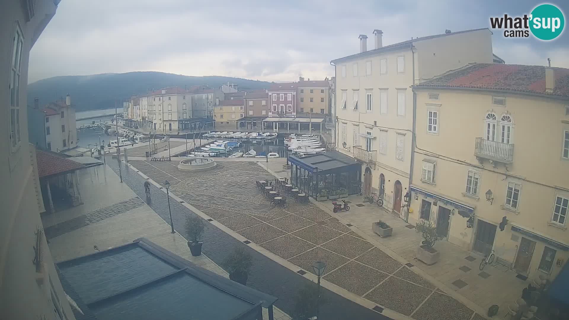 Kamera v ŽIVO Cres mesto – glavni trg in “mandrač” – otok Cres – Hrvaška