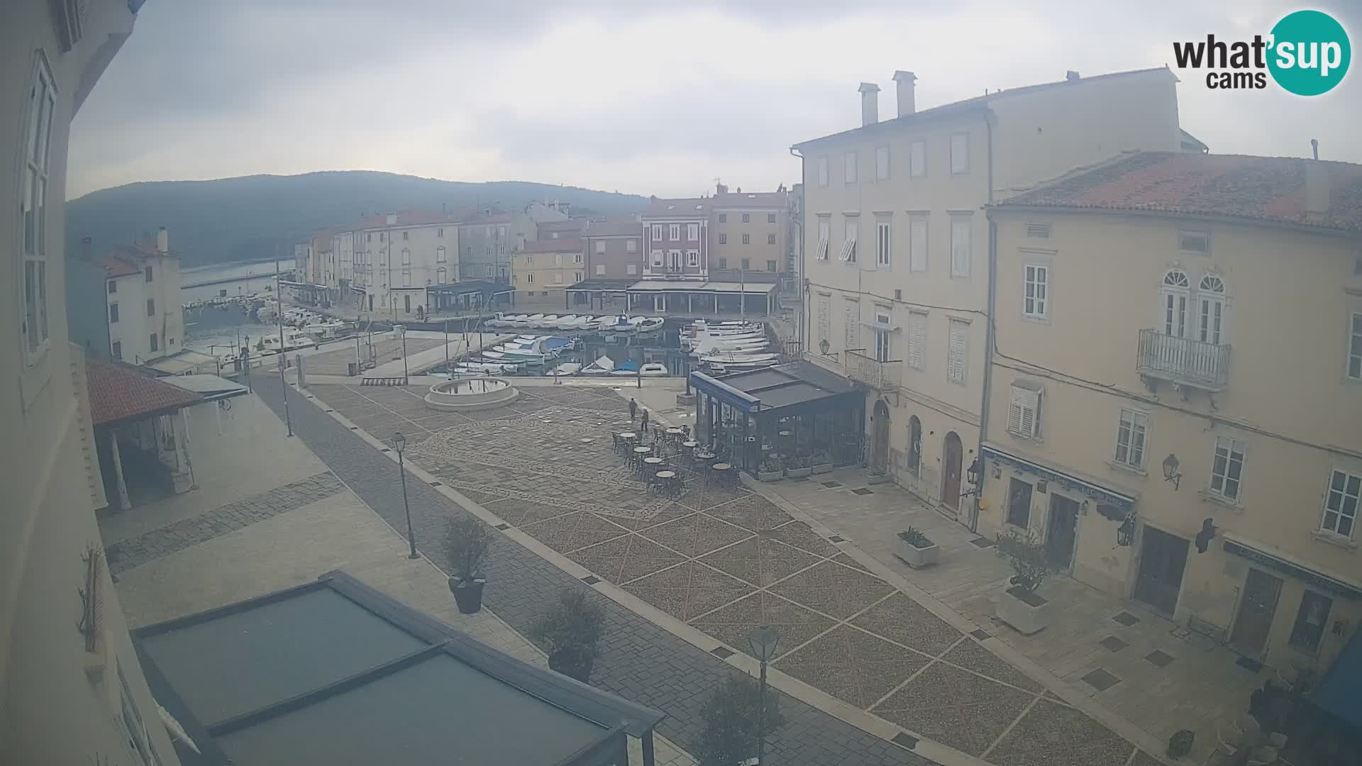 LIVE cam Cres city – place principale et “mandrač” – île de Cres – Croatie