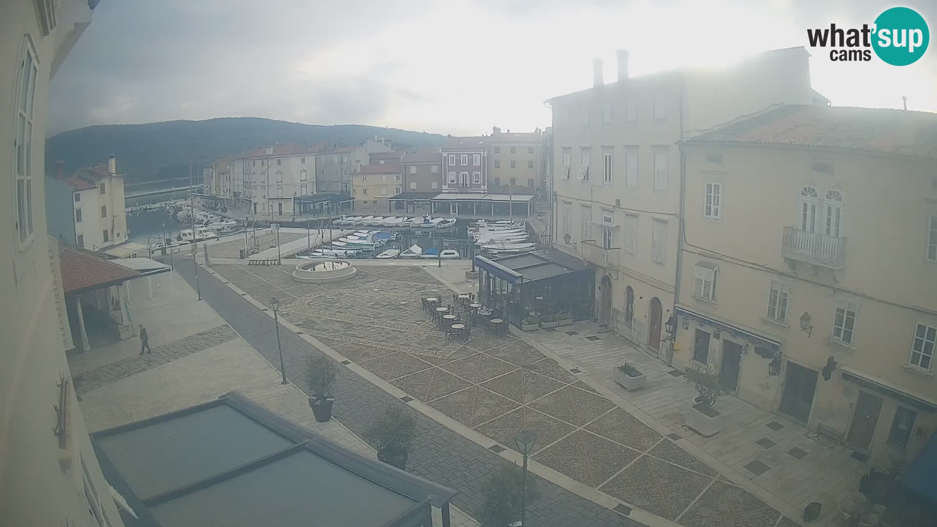 Web kamera Grad Cres – glavni trg i “mandrač” – otok Cres