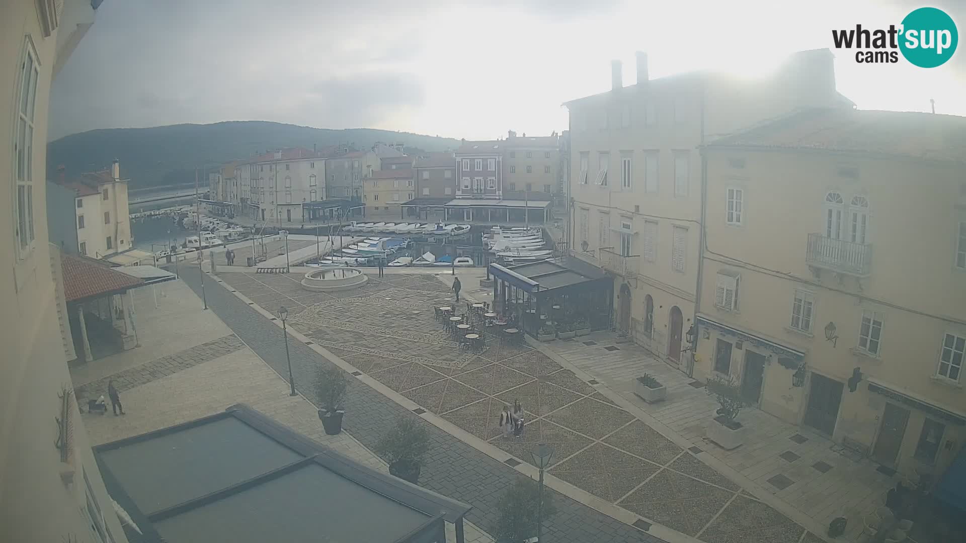 Cámara en vivo ciudad de Cres – plaza principal y “mandrač” – isla de Cres – Croacia