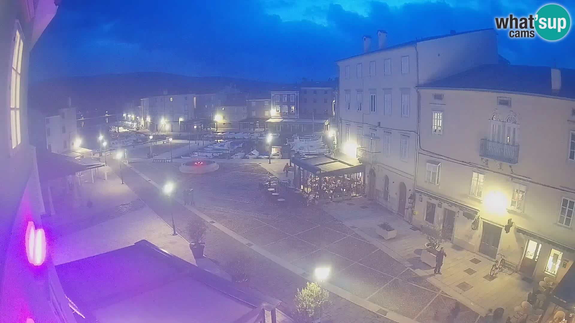 V ŽIVO spletna kamera Cres mesto – glavni trg in “mandrač” – otok Cres – Hrvaška