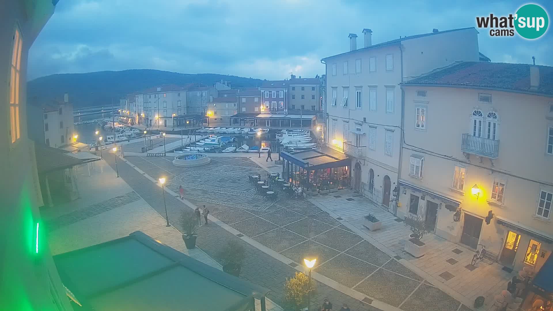 LIVE cam Cres city – place principale et “mandrač” – île de Cres – Croatie