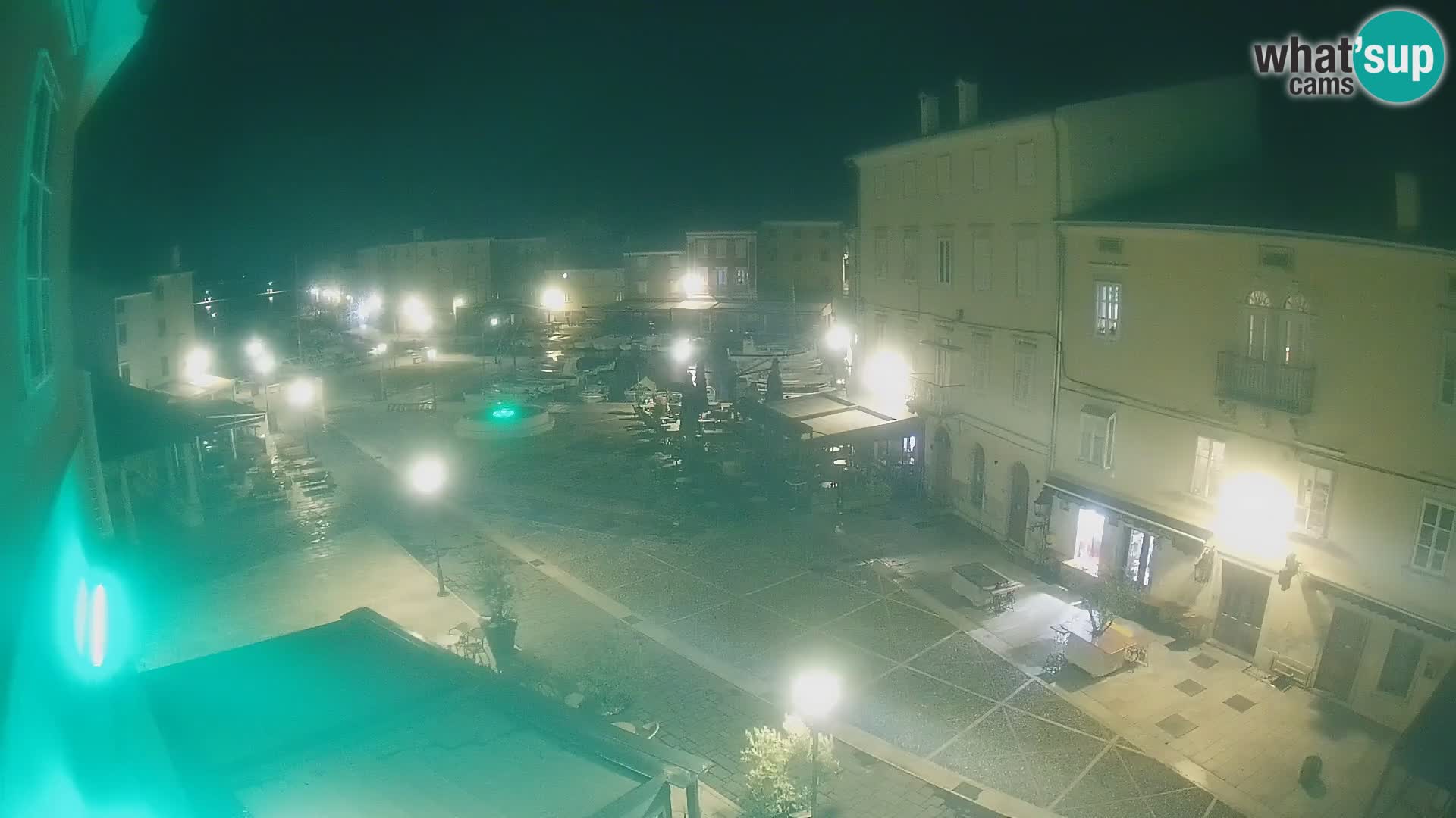 V ŽIVO spletna kamera Cres mesto – glavni trg in “mandrač” – otok Cres – Hrvaška