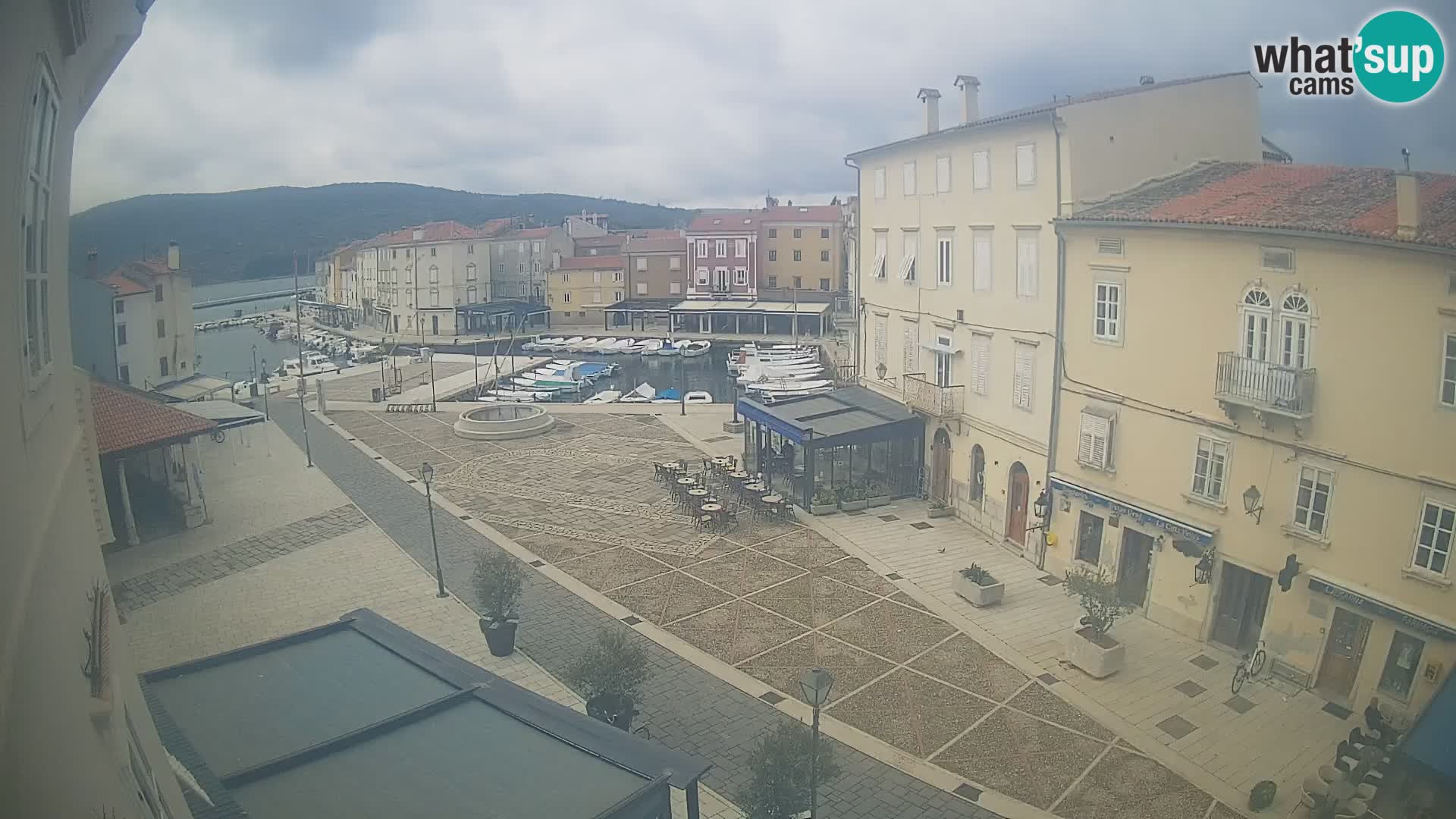 Cámara en vivo ciudad de Cres – plaza principal y “mandrač” – isla de Cres – Croacia