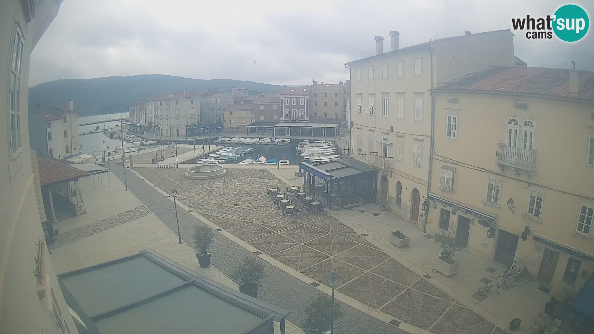 LIVE cam Cres city – place principale et “mandrač” – île de Cres – Croatie