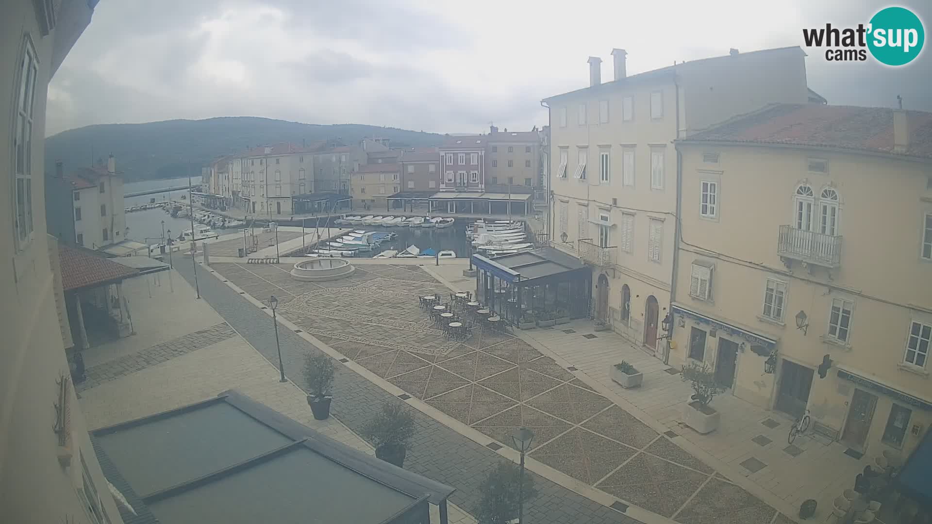LIVE cam Cres city – place principale et “mandrač” – île de Cres – Croatie