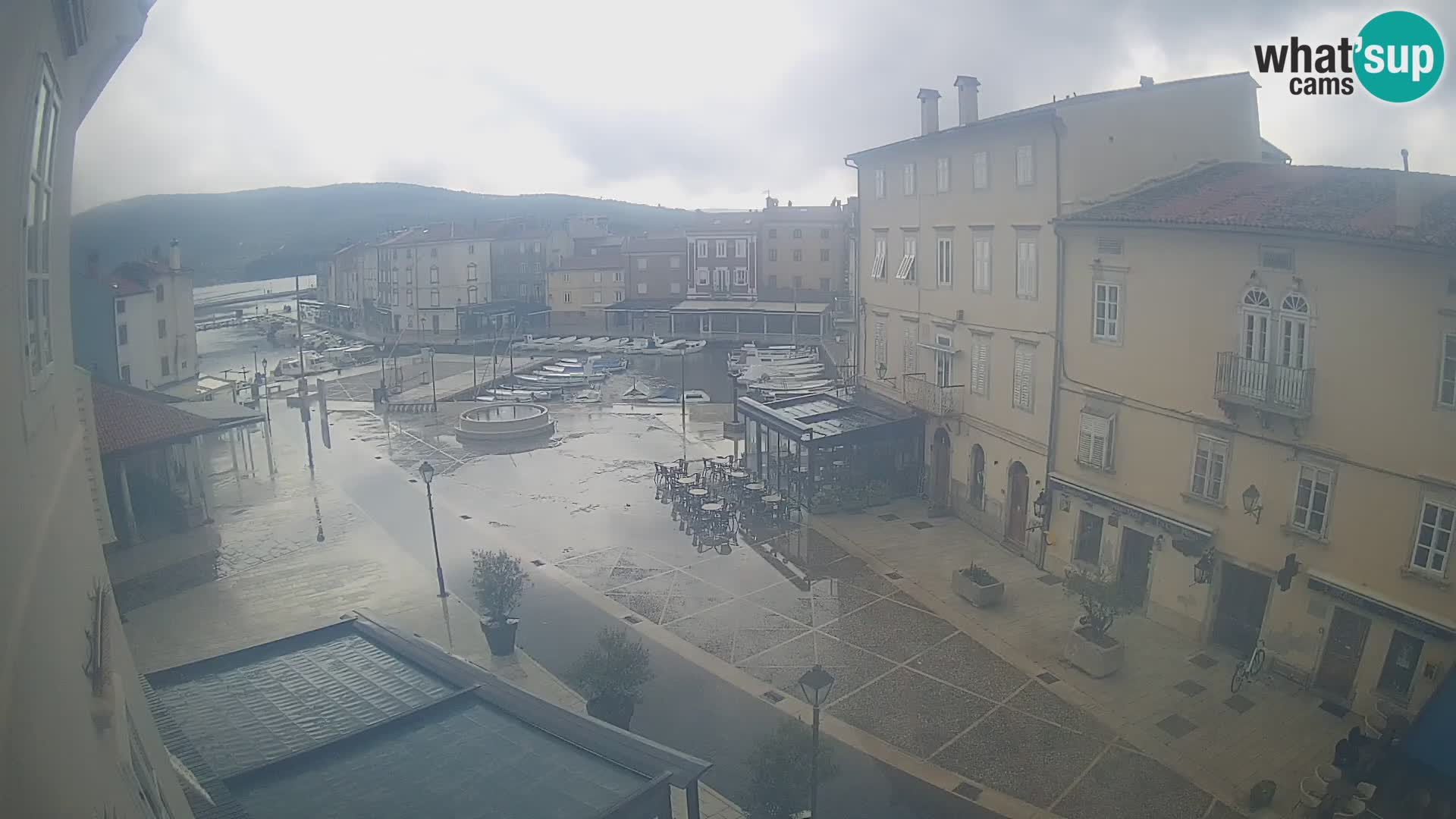 Kamera v ŽIVO Cres mesto – glavni trg in “mandrač” – otok Cres – Hrvaška