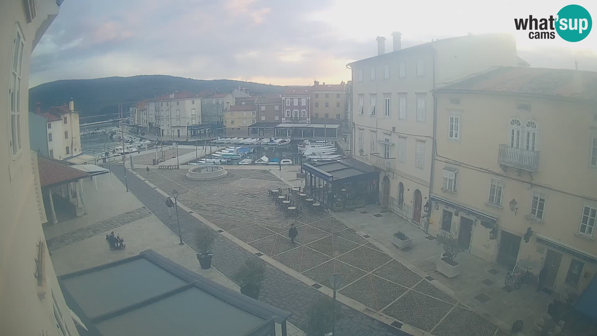 LIVE cam Cres city – place principale et “mandrač” – île de Cres – Croatie