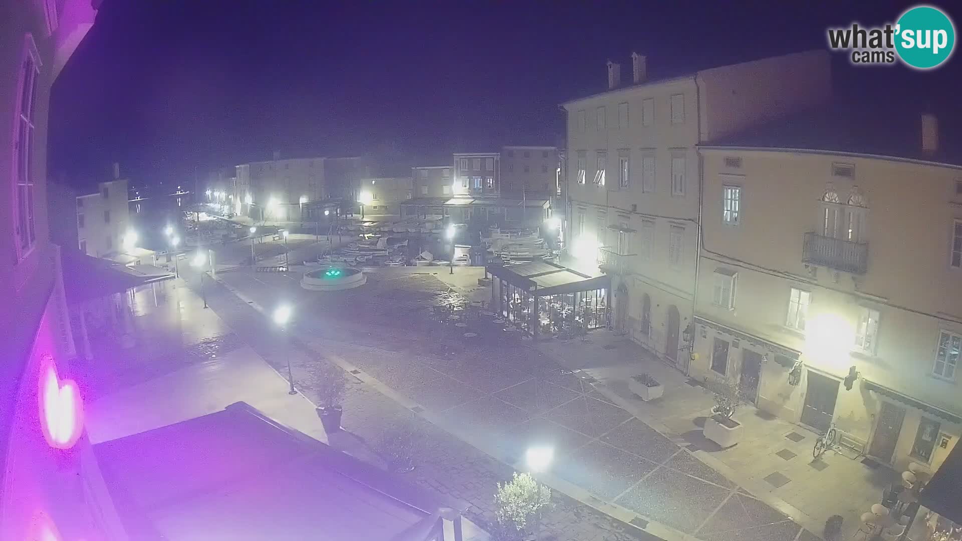 V ŽIVO spletna kamera Cres mesto – glavni trg in “mandrač” – otok Cres – Hrvaška