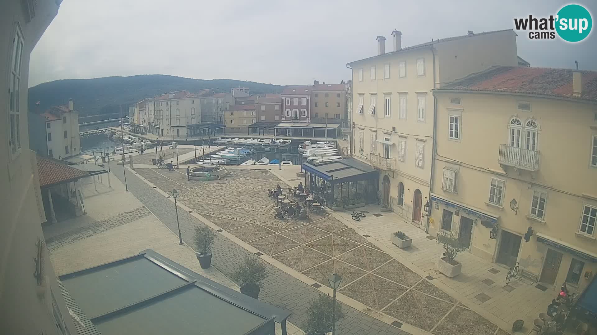Cámara en vivo ciudad de Cres – plaza principal y “mandrač” – isla de Cres – Croacia