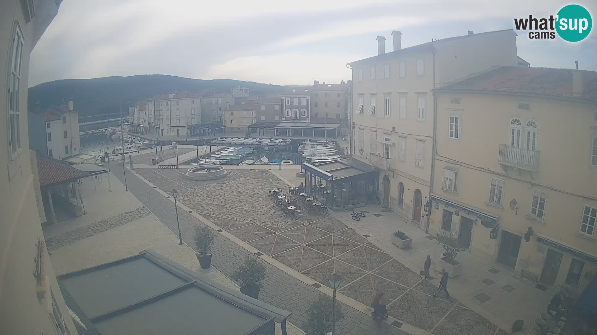 Web kamera Grad Cres – glavni trg i “mandrač” – otok Cres