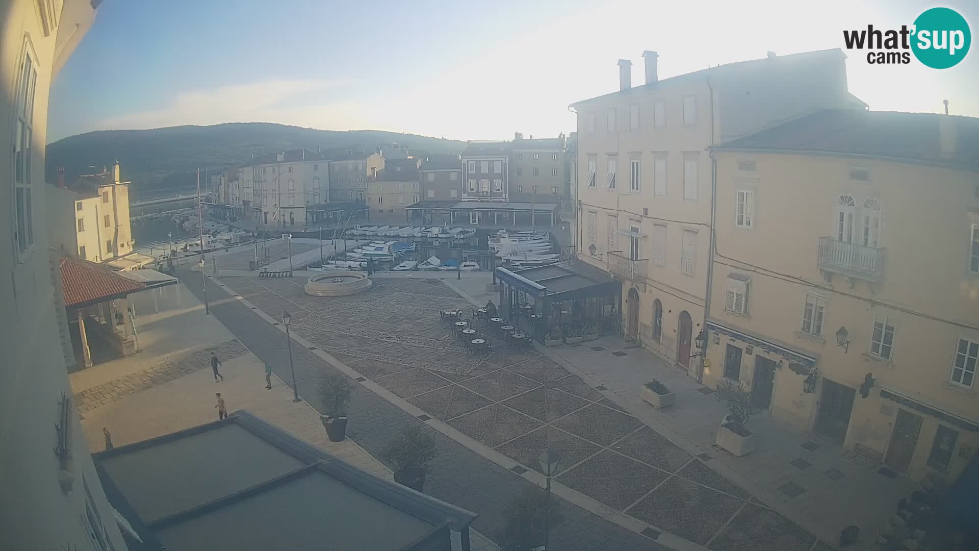 Cámara en vivo ciudad de Cres – plaza principal y “mandrač” – isla de Cres – Croacia